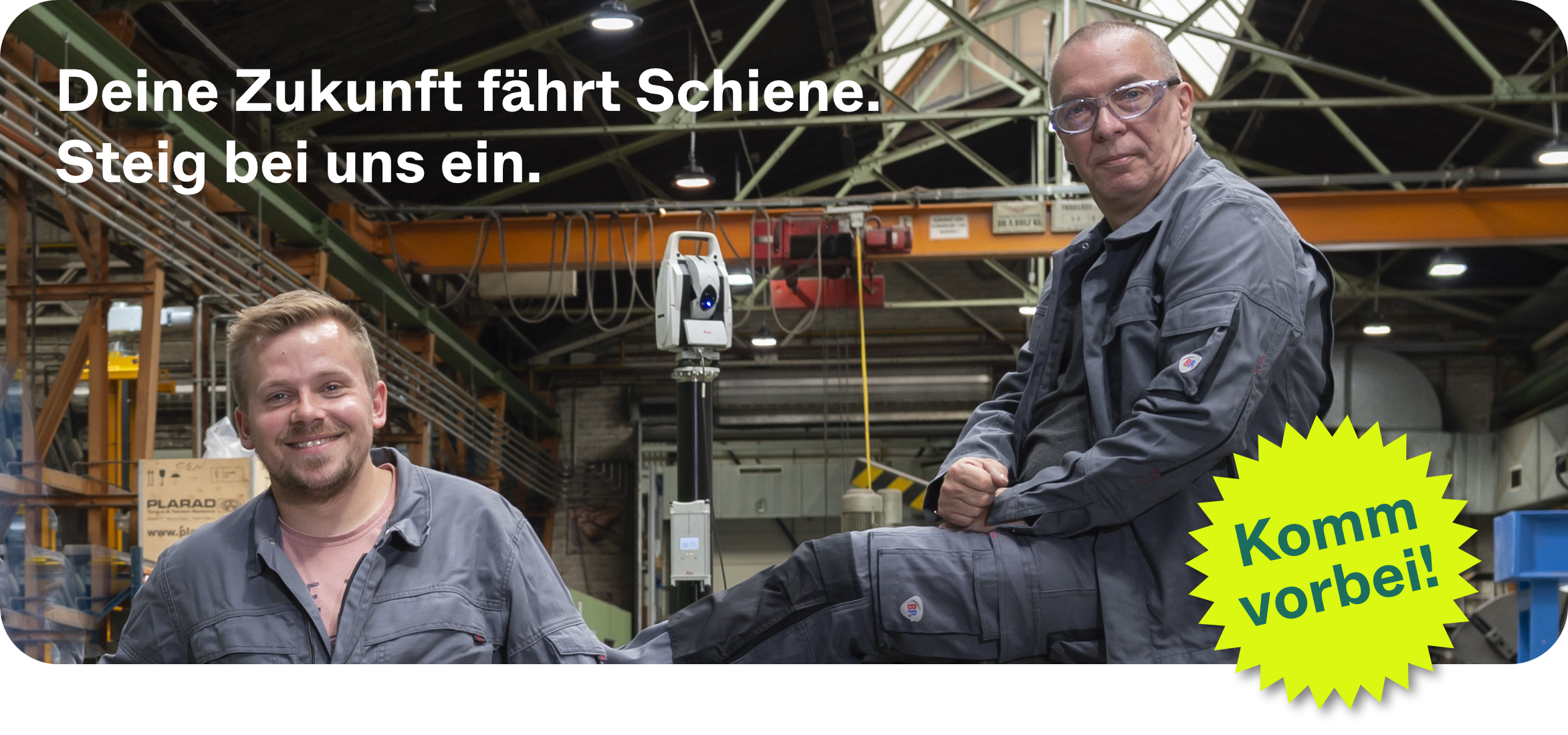 Mitarbeitende von IMATEQ auf einem Lokrahmen. Deine Zukunft fährt Schiene. Steig bei uns ein.